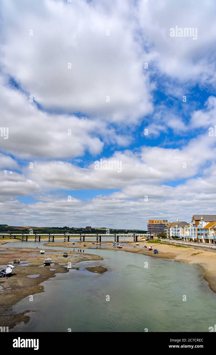 Brighton UK 16. Juli 2020 - EIN Blick nach Norden über den Fluss Adur in Shoreham in der Nähe von Brighton an einem hellen sonnigen Tag, als wärmere sonnige Wetter für später in der Woche und am Wochenende in ganz Großbritannien prognostiziert : Credit Simon Dack / Alamy Live News Stockfoto