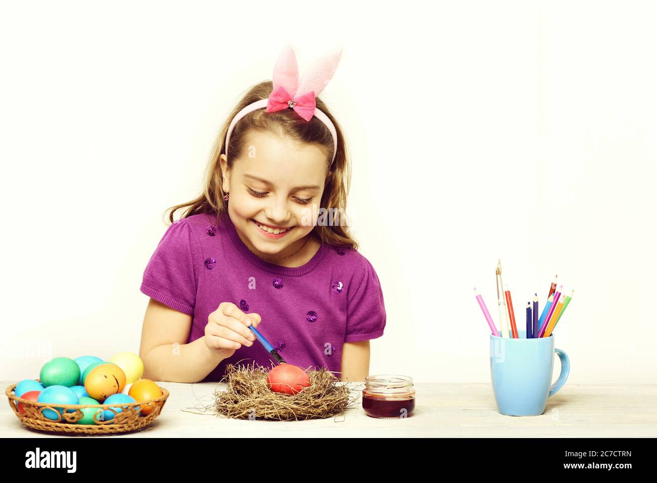 Kleines Mädchen oder niedliches Kind mit fröhlichem Gesicht, das