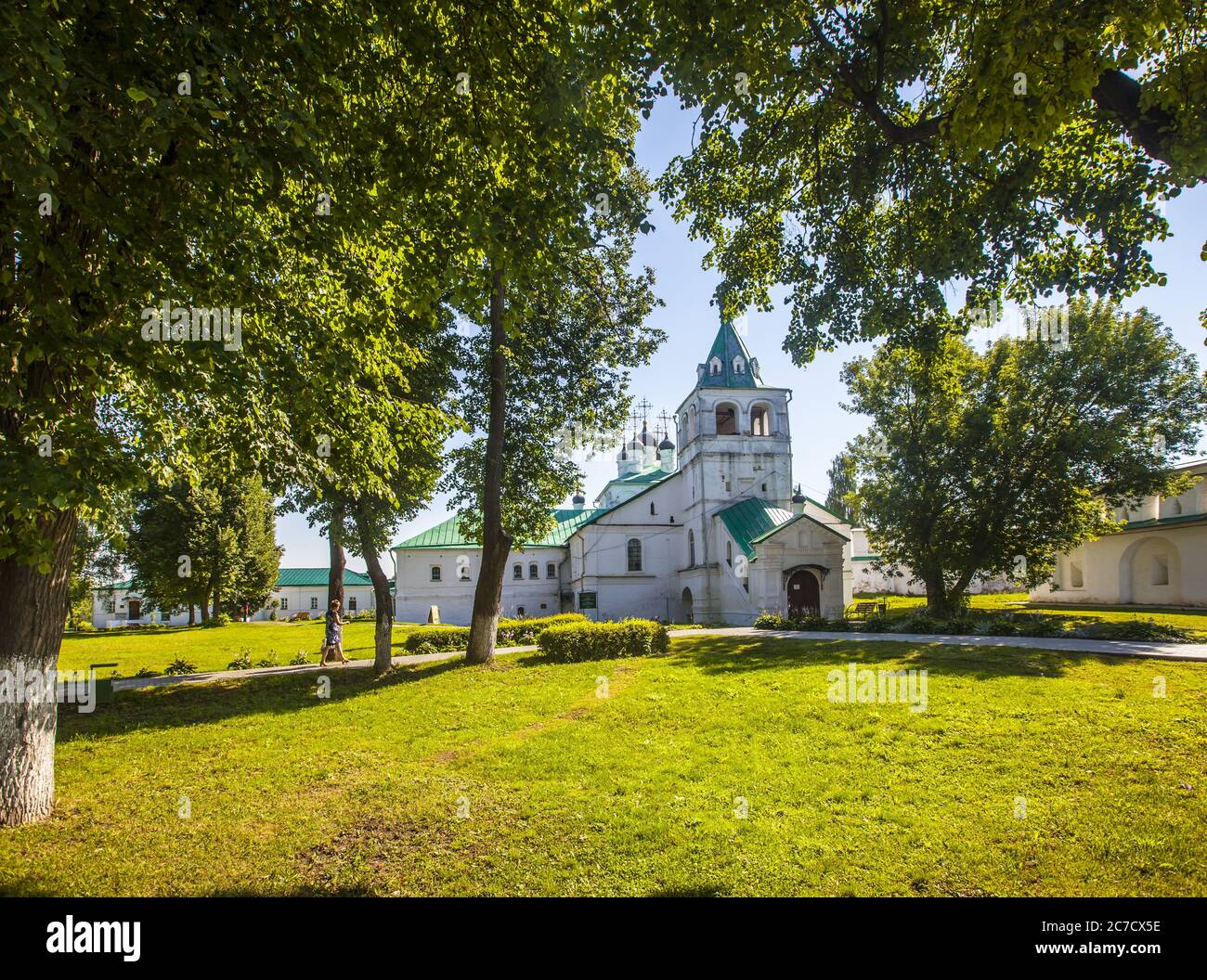 Schöne Aufnahme des Klosters in der Nähe von Bäumen am Tag in der Stadt Alexandrow bei Russland Stockfoto