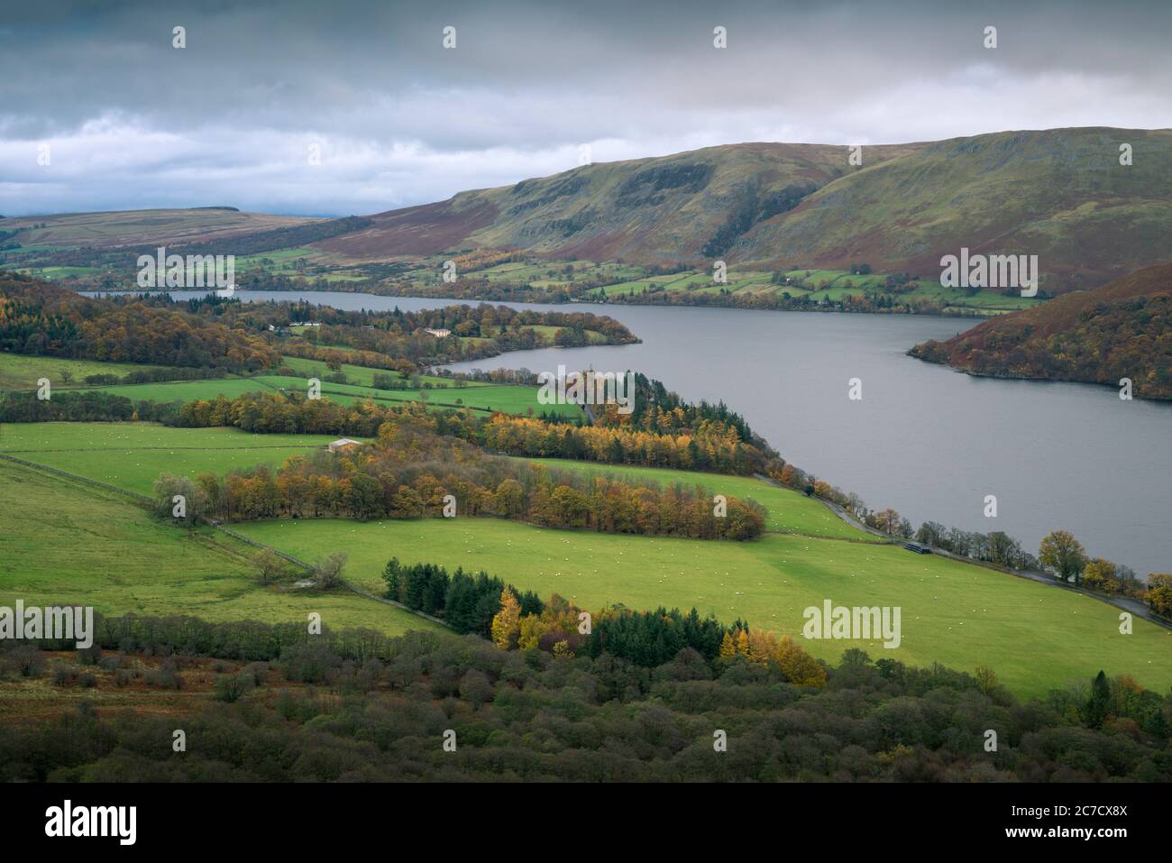 Herbstliche Aussicht von Gowbarrow fiel über Ullswater See mit Barton fiel darüber hinaus im Lake District National Park, Cumbria, England. Stockfoto