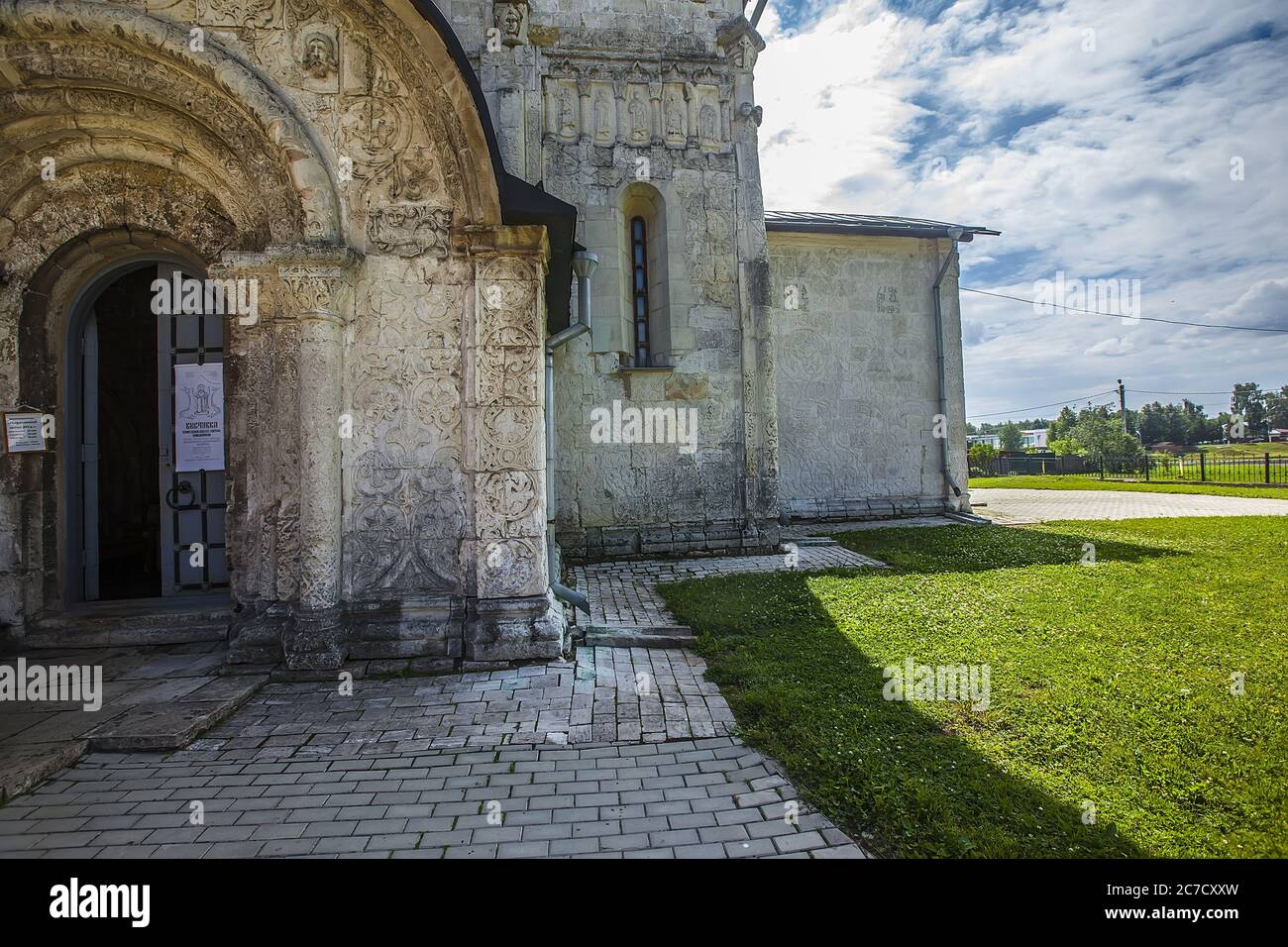 Die horizontale Aufnahme des Eingangs der orthodoxen christlichen Kirche in Jurjew-Polski, Russland Stockfoto