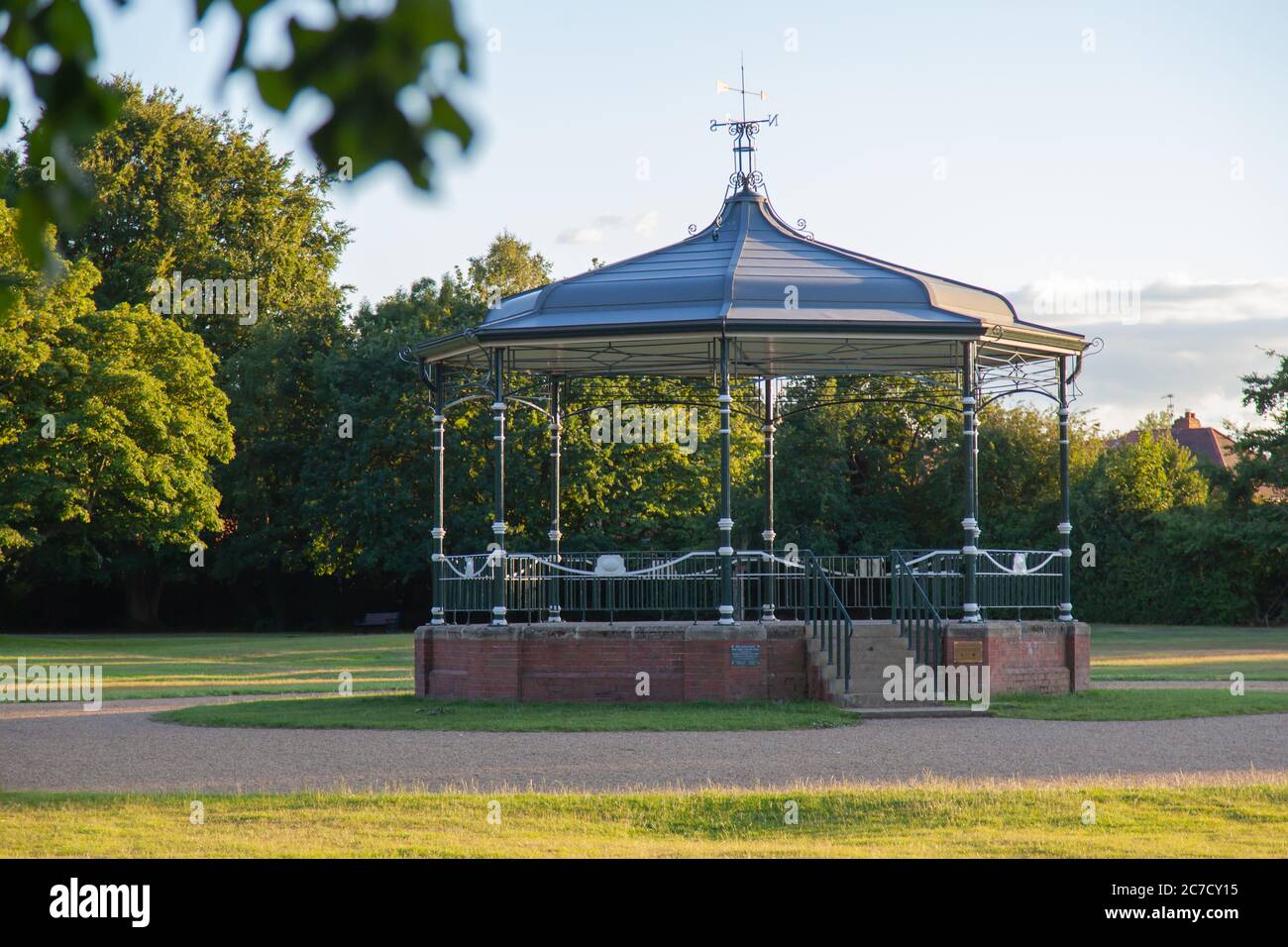 Bandstand, Boultham Park, Amphitheater, Auditorium, akustisch, Umfangreiche Restaurierung, neues Dach, Grade2, Gartengavebos, öffentliche Musik, Erbe, reich verziert. Stockfoto