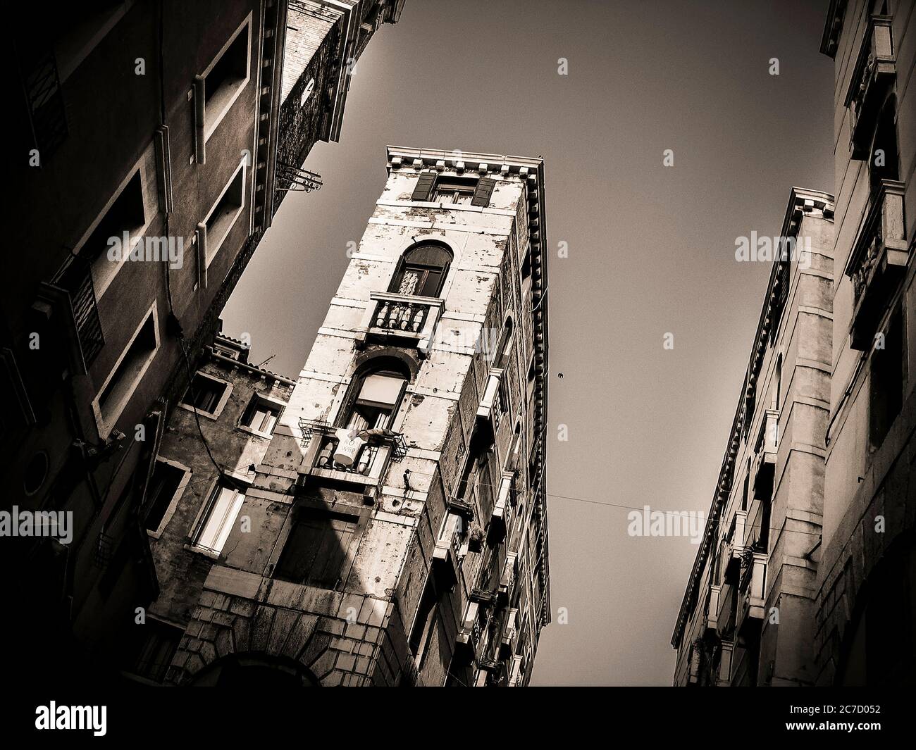 Das Apartmentgebäude in Venedig zeigt historische Architektur unter klarem Himmel. Venedig. Italien Stockfoto