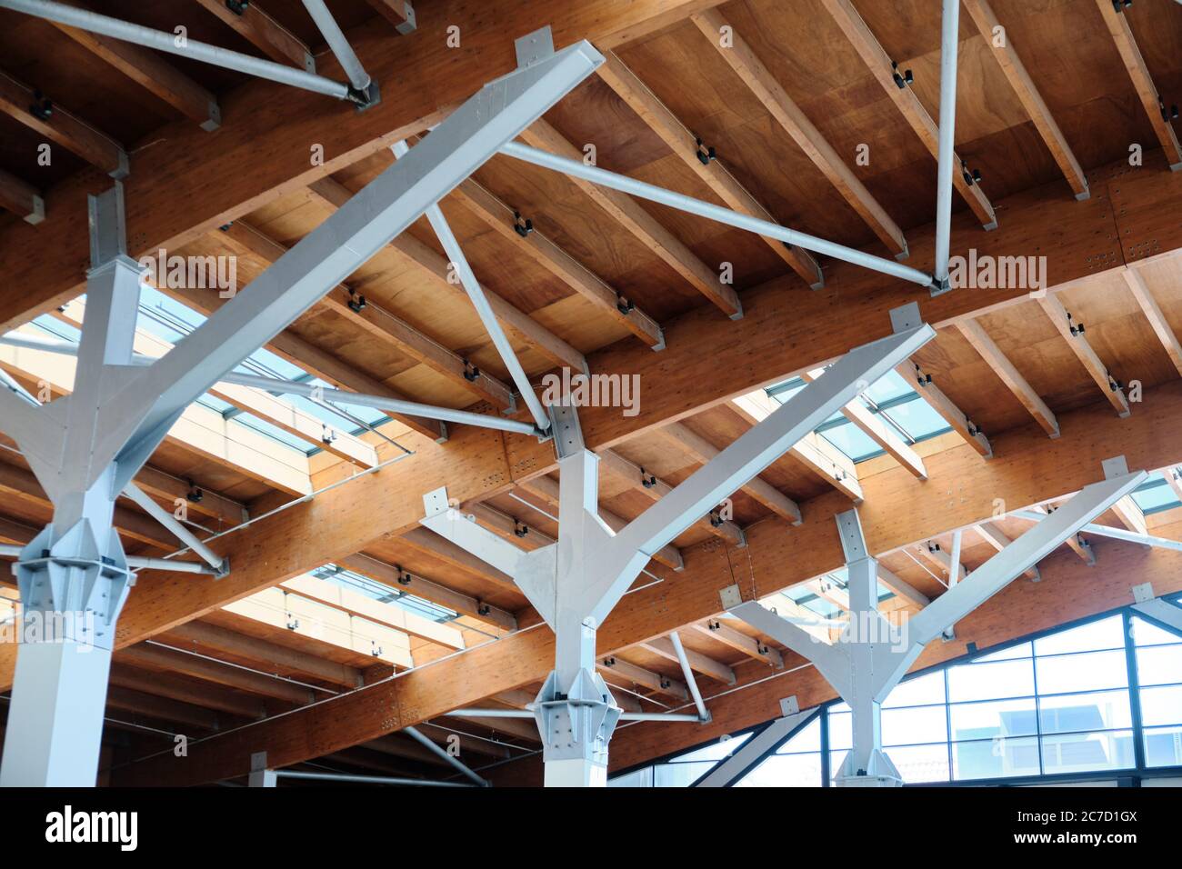 Metallstützkonstruktionen der Traversendecke. Stockfoto