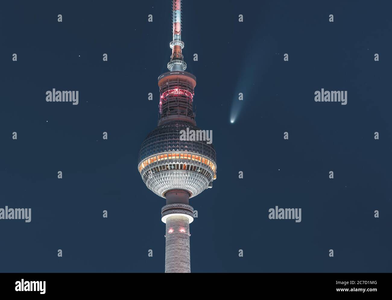 Neowise Comet sichtbar in der Stadt Berlin über TV-Turm mit beleuchteten Nachthimmel. Astro-Foto bei Nacht mit Sternen. Hauptstadt von Deutschland. Stockfoto