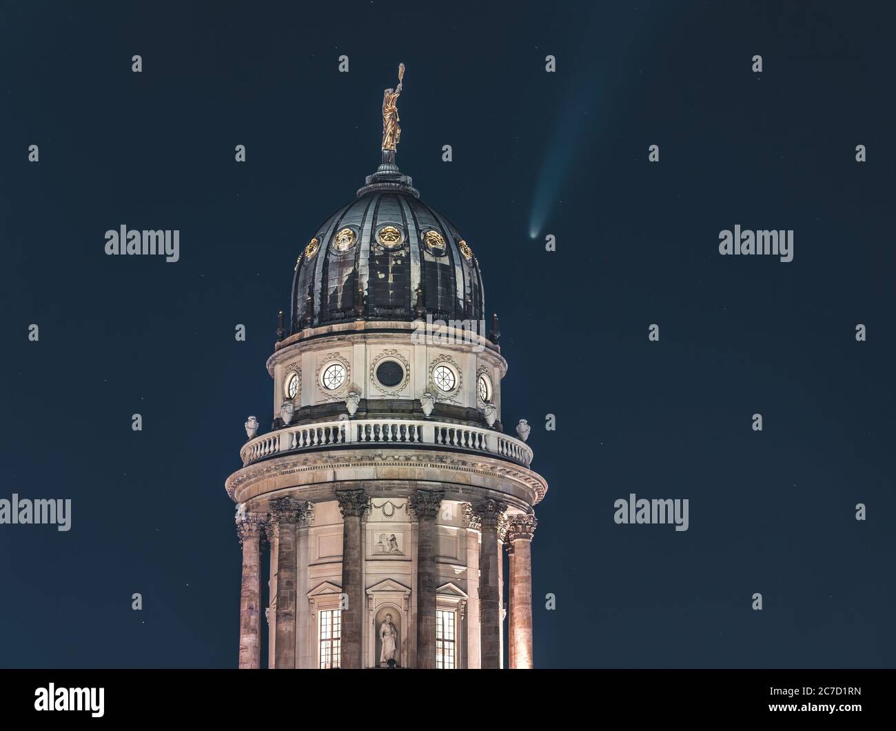 Neowise Komet sichtbar in der Stadt Berlin über dem Berliner Dom mit beleuchteten Nachthimmel. Astro-Foto bei Nacht mit Sternen. Hauptstadt von Deutschland Stockfoto