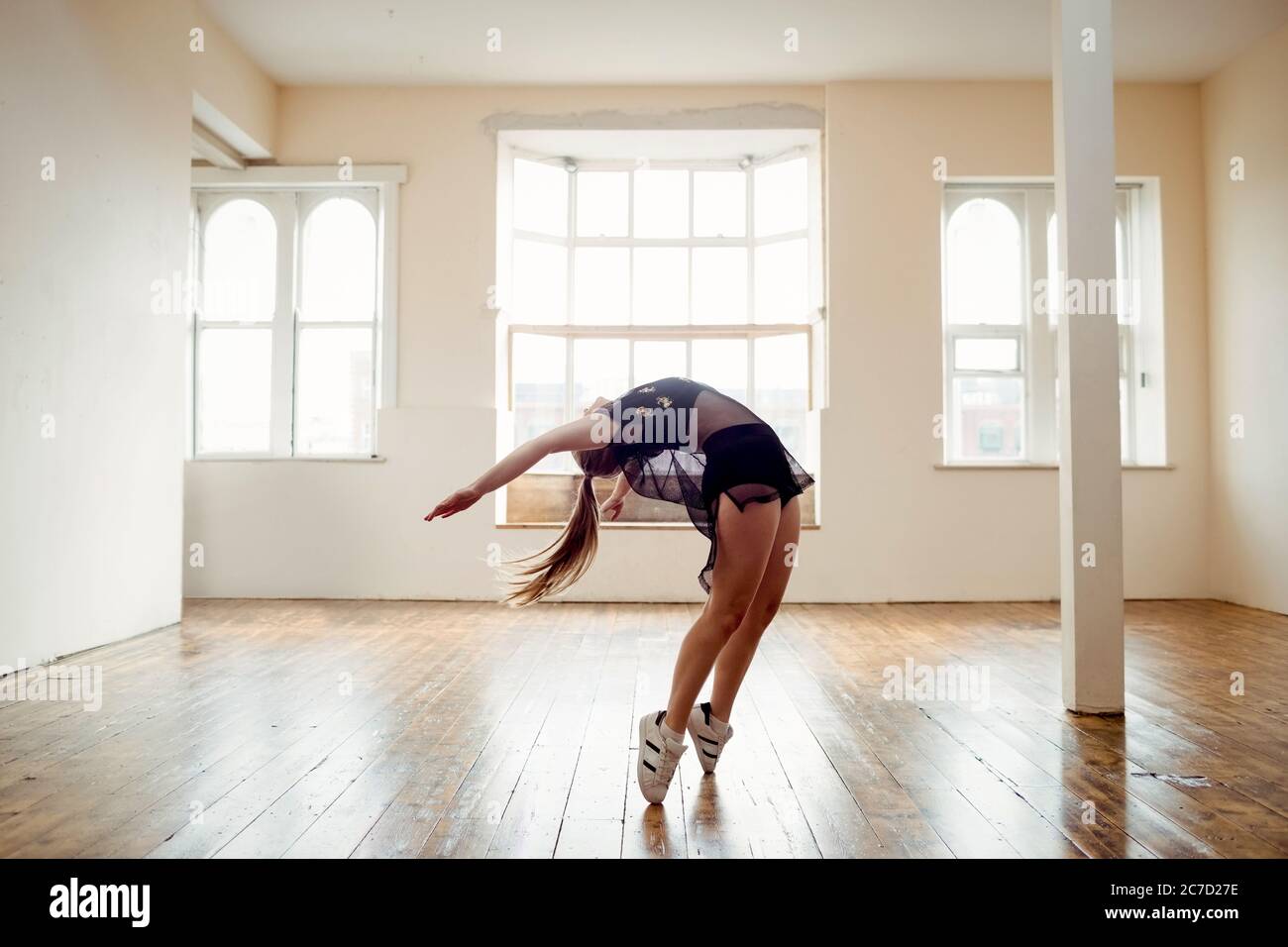 Elastische Tänzerin Bänderung rückwärts üben im Studio Stockfoto