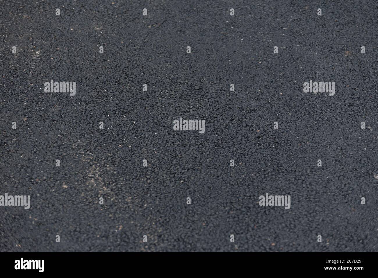 Frisch gedeckter Asphalt. Direkt darüber. Hintergründe und Texturen. Stockfoto
