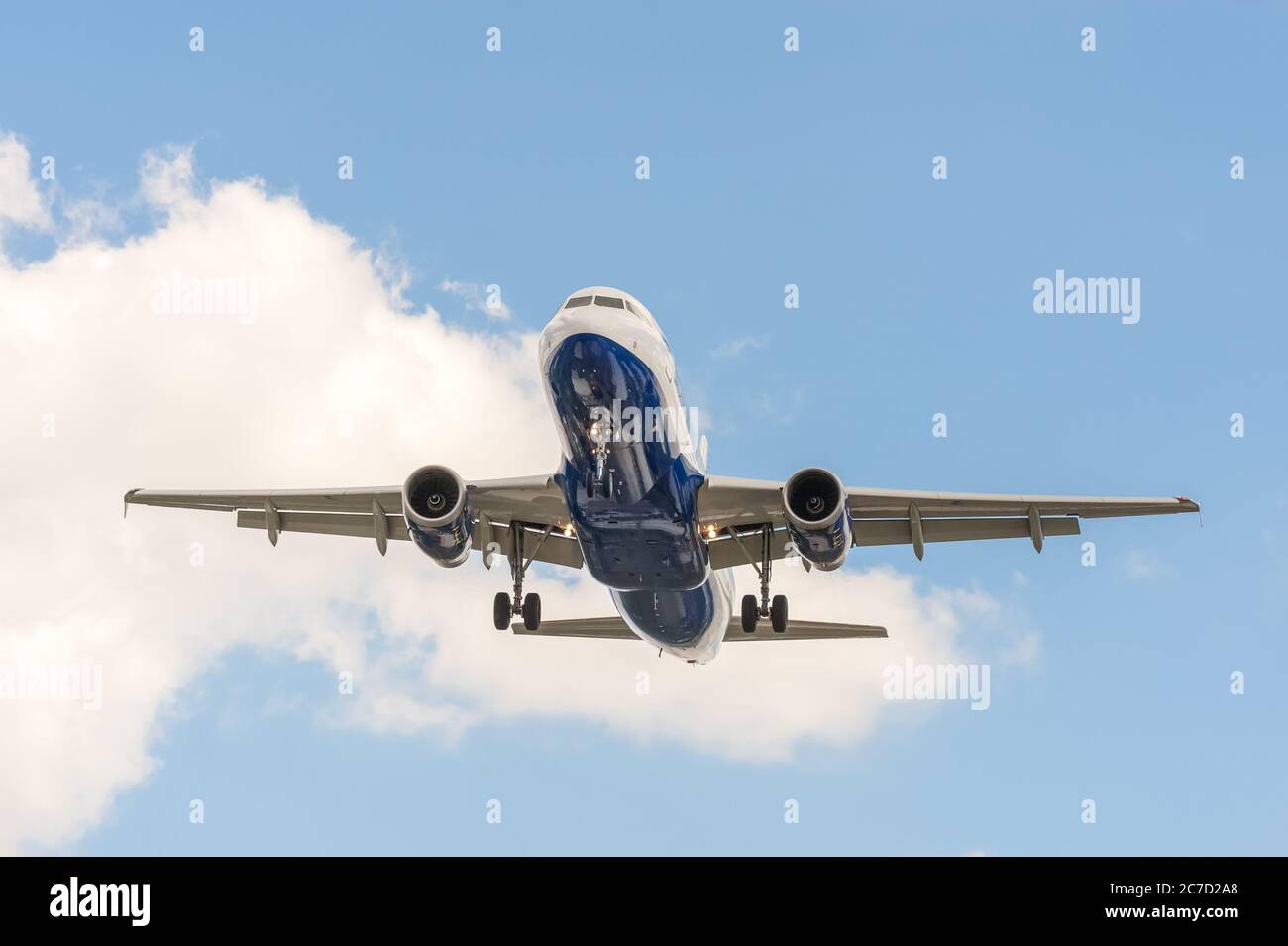 Der Passagierjet auf der Landung nähert sich einem Flughafen mit dem Fahrgestell nach unten Stockfoto