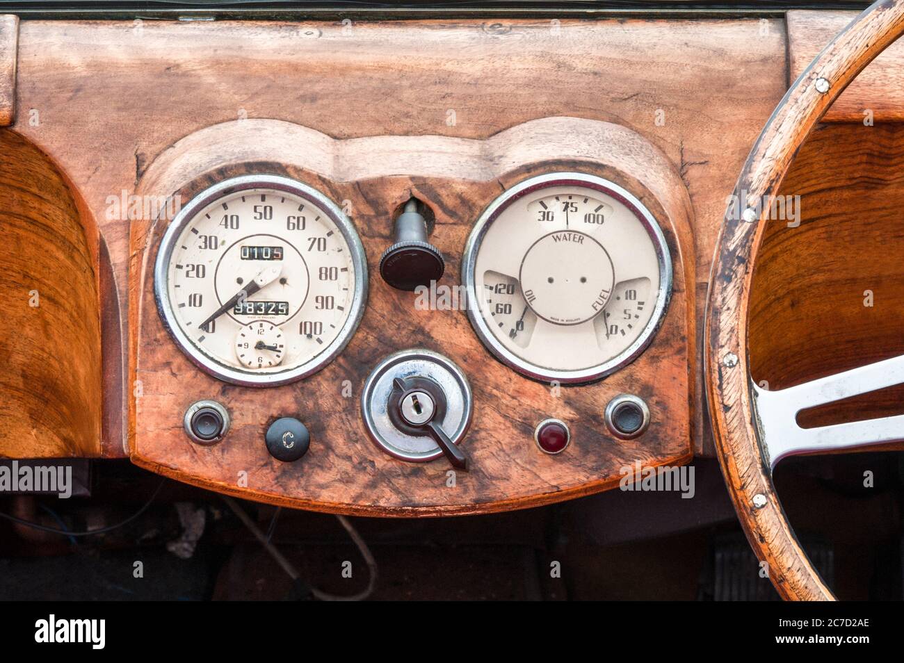 Holzlenkrad und Armaturenbrett Innenraum eines Oldtimers Stockfoto