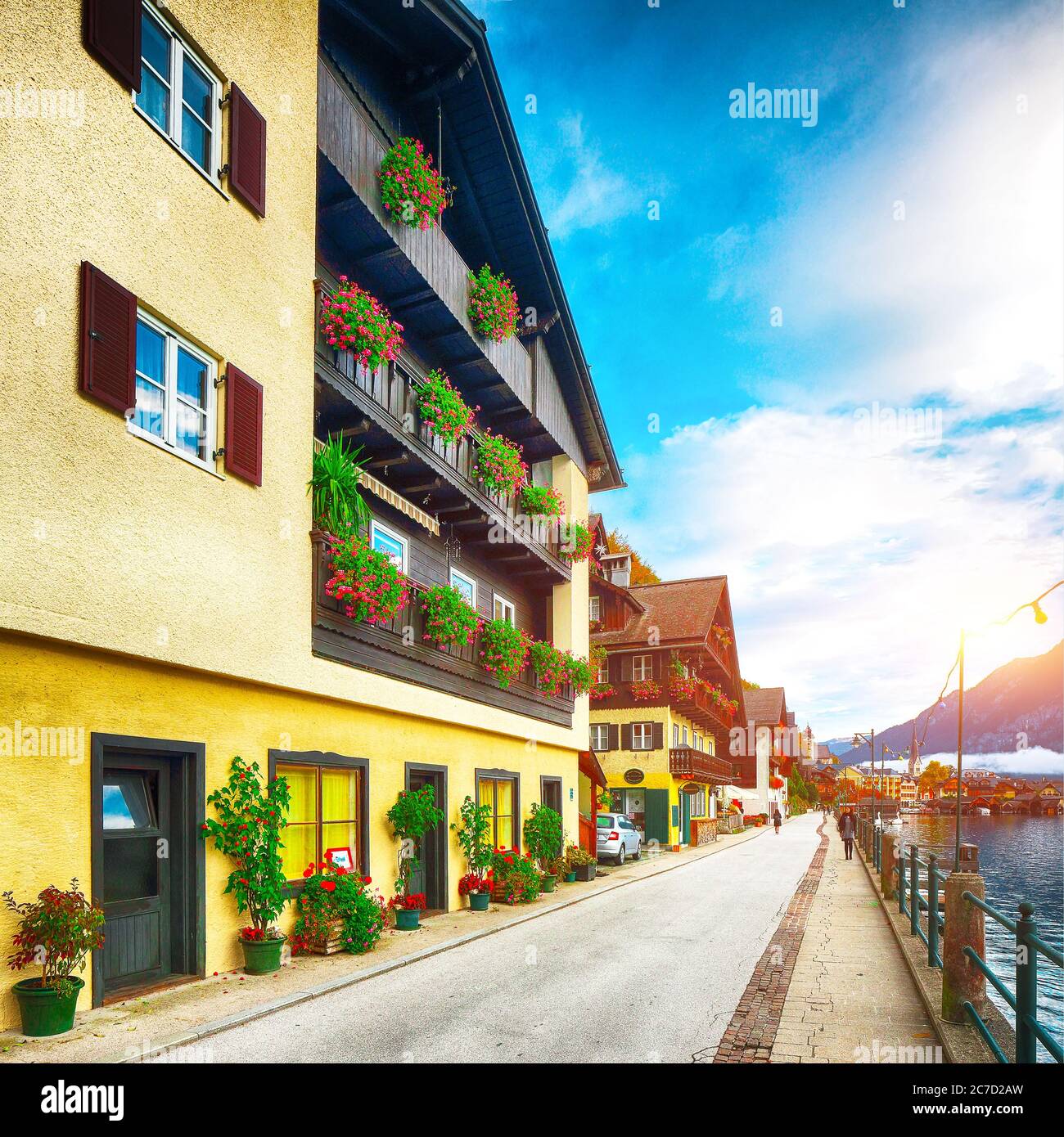 Landschaftlich reizvolle Aussicht auf das berühmte Hallstatter Bergdorf mit Hallstattersee.typisch österreichische Alpenhäuser mit hellen Blumen. Lage: Resort Dorf Ha Stockfoto