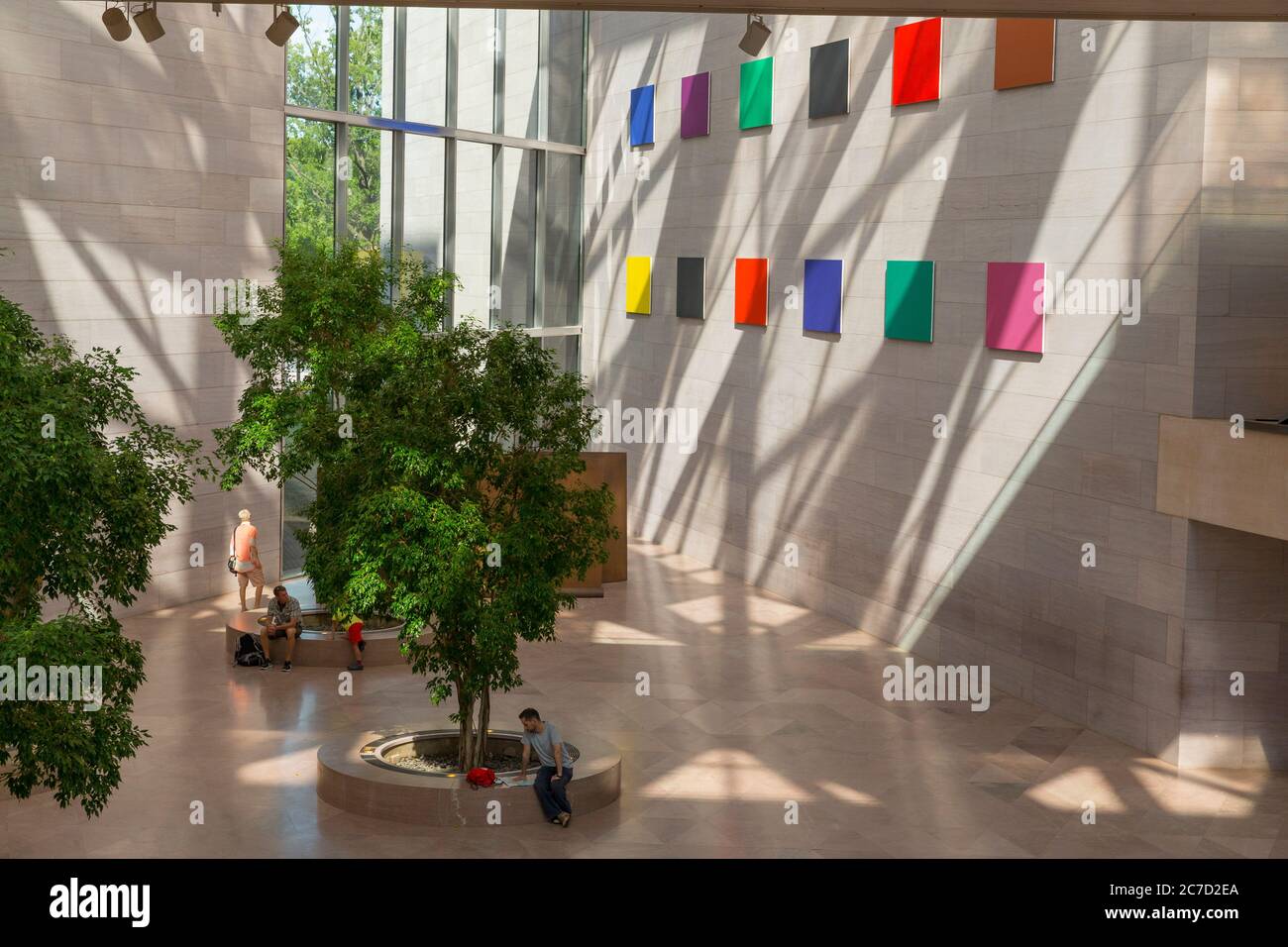 Besucher im Ostflügel entspannend, Interieur, East Building, National Gallery, Washington DC, USA, Nordamerika Stockfoto