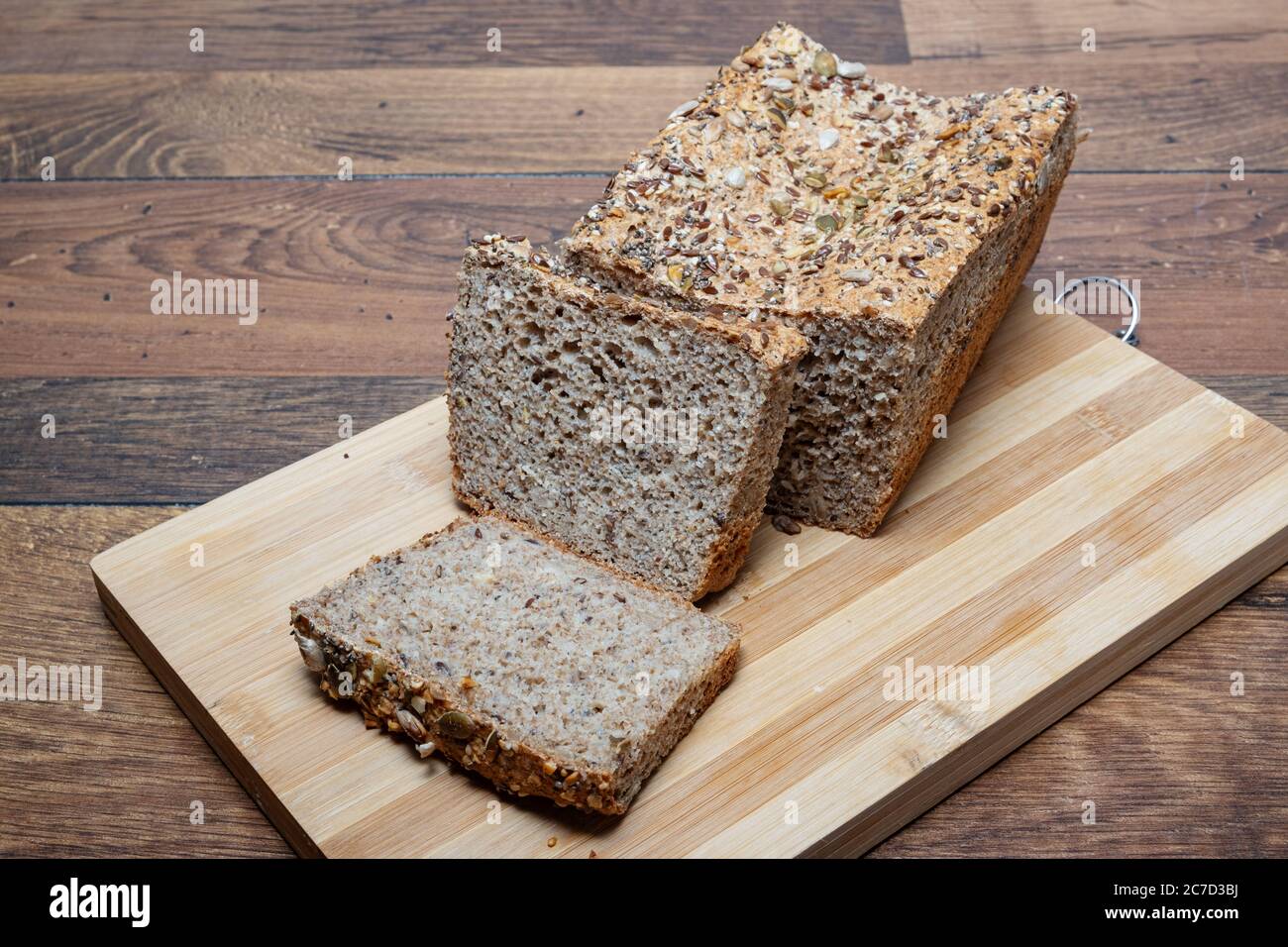 Hausgemachtes Vollkornbrot mit Samen Stockfoto