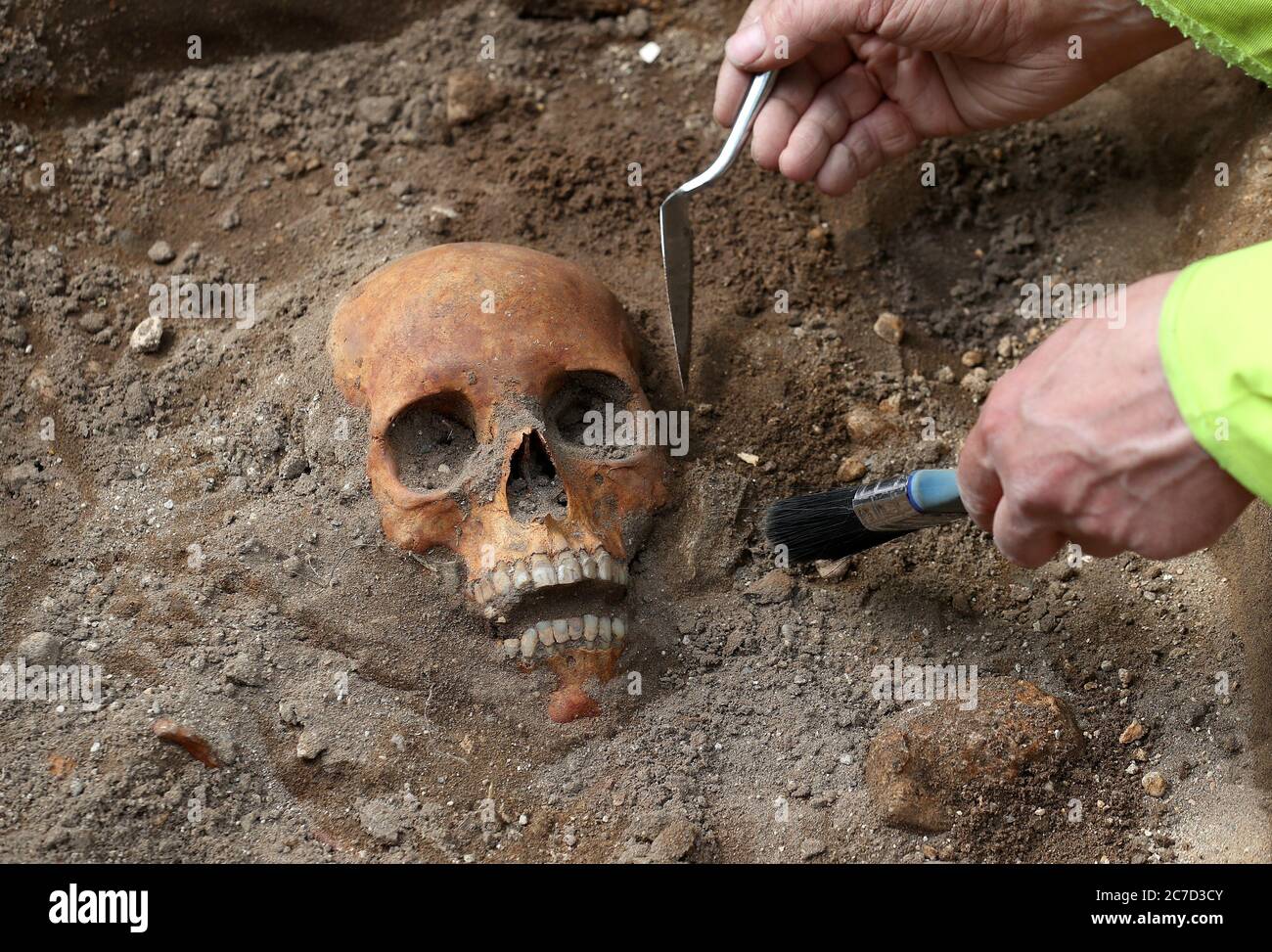 Archäologen von den Straßenbahnen nach Newhaven Projekt Ausgraben von menschlichen Überresten, die bis zu 1300 zurückreichen könnte, aus den Gräbern der South Leith Pfarrkirche, deren mittelalterlicher Friedhof erstreckt sich unter der Straßenoberfläche der Constitution Street, Leith. Stockfoto