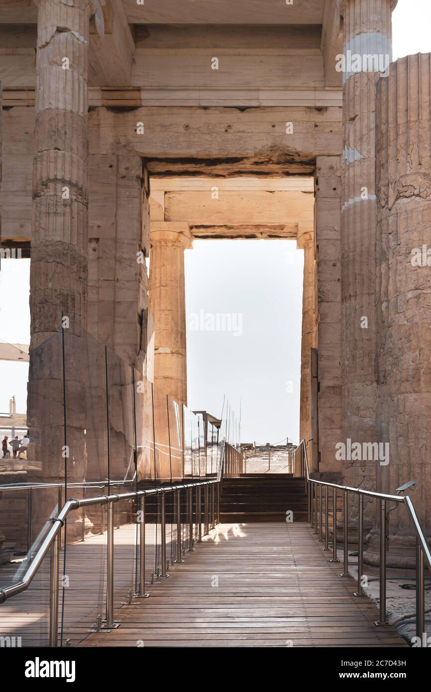 Der Eingangstempel zur Akropolis in Athen mit transparenten Corona-Schutzwänden. Stockfoto