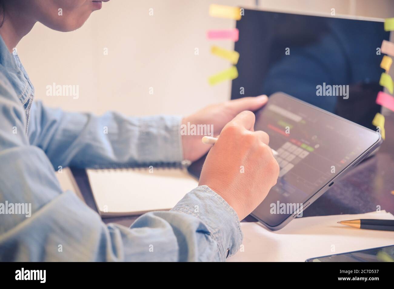 Geschäftsmann verwenden Tablet für die Analyse von Aktienchart Finanzen und Banken Gewinn Grafik und um verkaufen oder kaufen Aktienhandel selektive Fokus auf der Hand Stockfoto