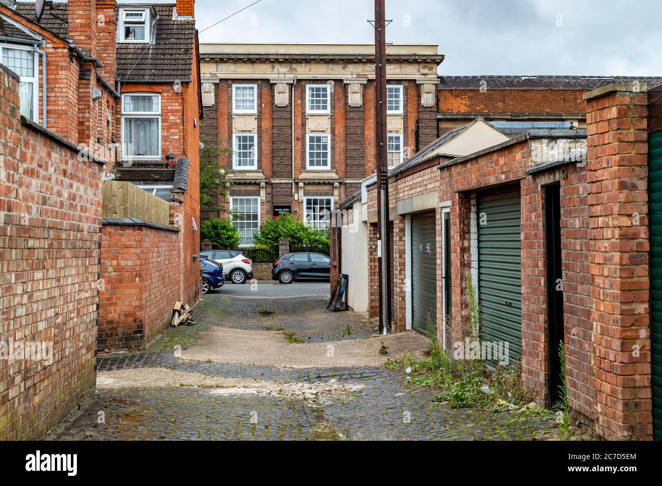 Ungepfiß und schmutzige Hintergassen zwischen Wohnimmobilien in der Abington Gegend von Northampton, England, Großbritannien. Stockfoto