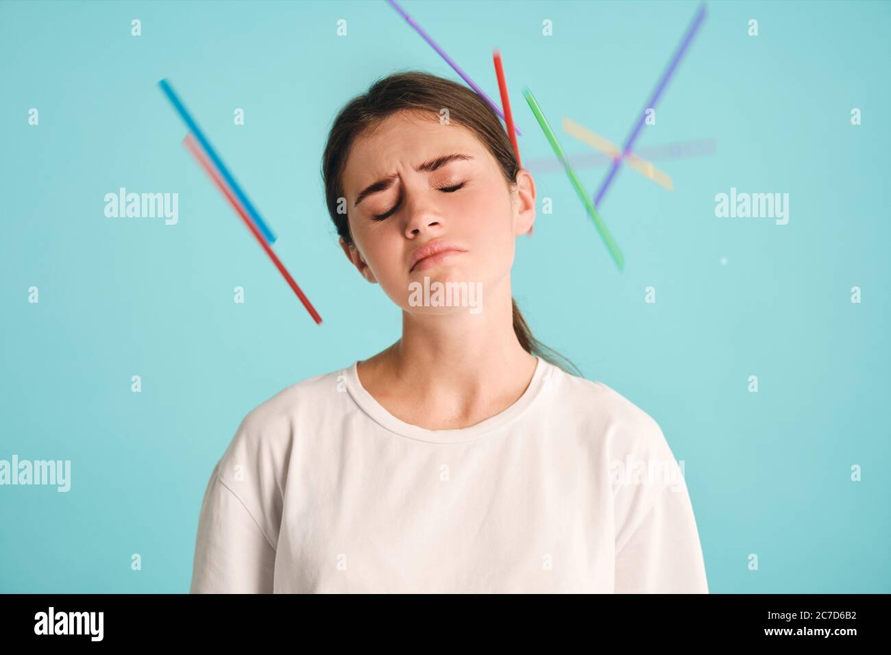 Verärgert müde Mädchen mit Strohhalmen um traurig posiert über bunten Hintergrund. Verwenden Sie keine Plastikhalme mehr Stockfoto