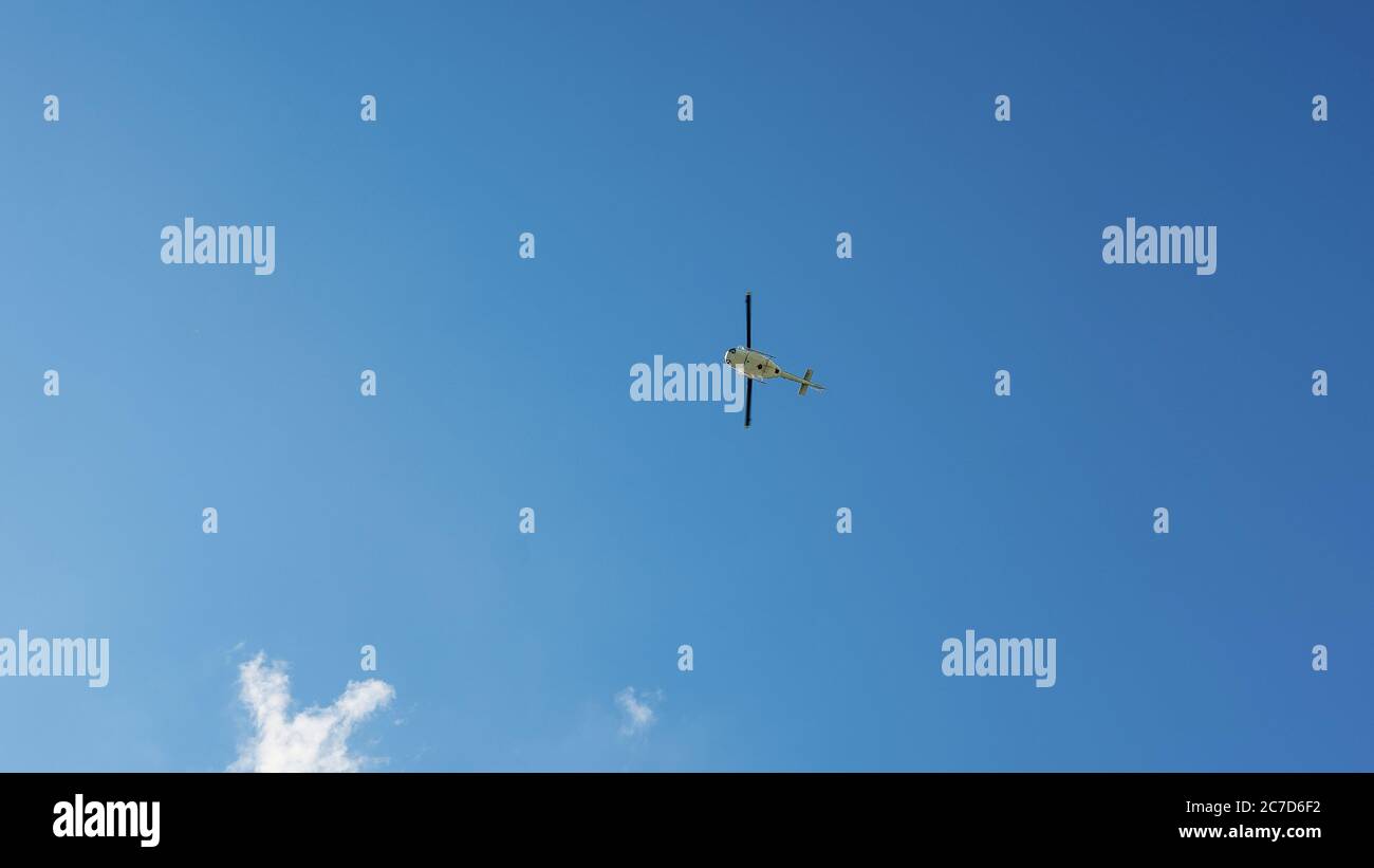 Hubschrauber fliegen über die felsigen Berge bei einem sonnigen Sonnenuntergang. Luftlandschaft aus österreichischen Alpen.Panorama Natur Hintergrund Stockfoto