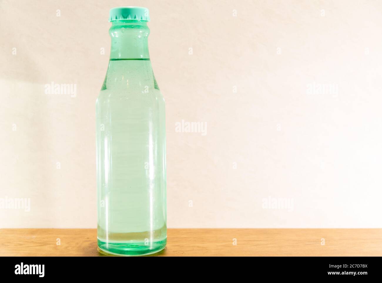 Bunte und dekorative Glasflaschen. Dekorierte Flaschen können immer noch  eine ausgezeichnete Alternative sein, um zusätzliches Einkommen zu  generieren. Kunsthandwerk und Haushaltswaren Stockfotografie - Alamy