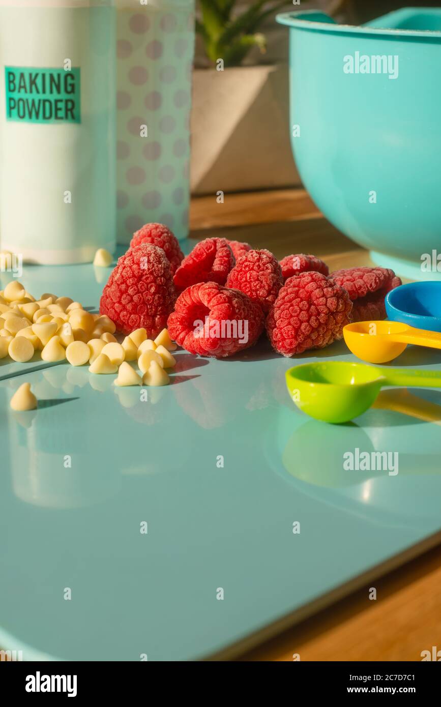 Startseite Backen Zutaten und Zubehör in einer hellen sonnigen Küche Stockfoto