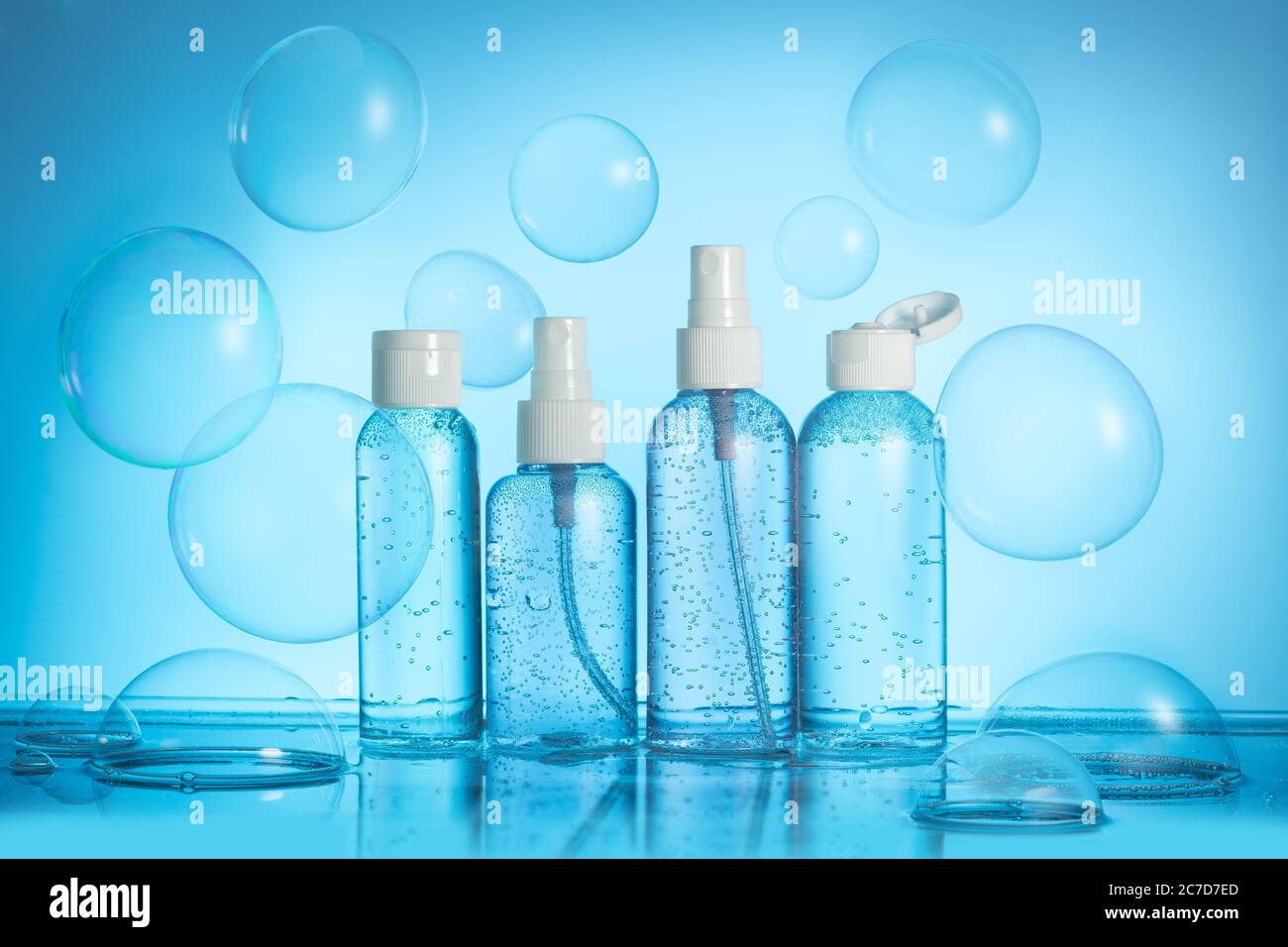 Hygieneprodukte und Seifenblasen auf blauem Hintergrund Stockfoto