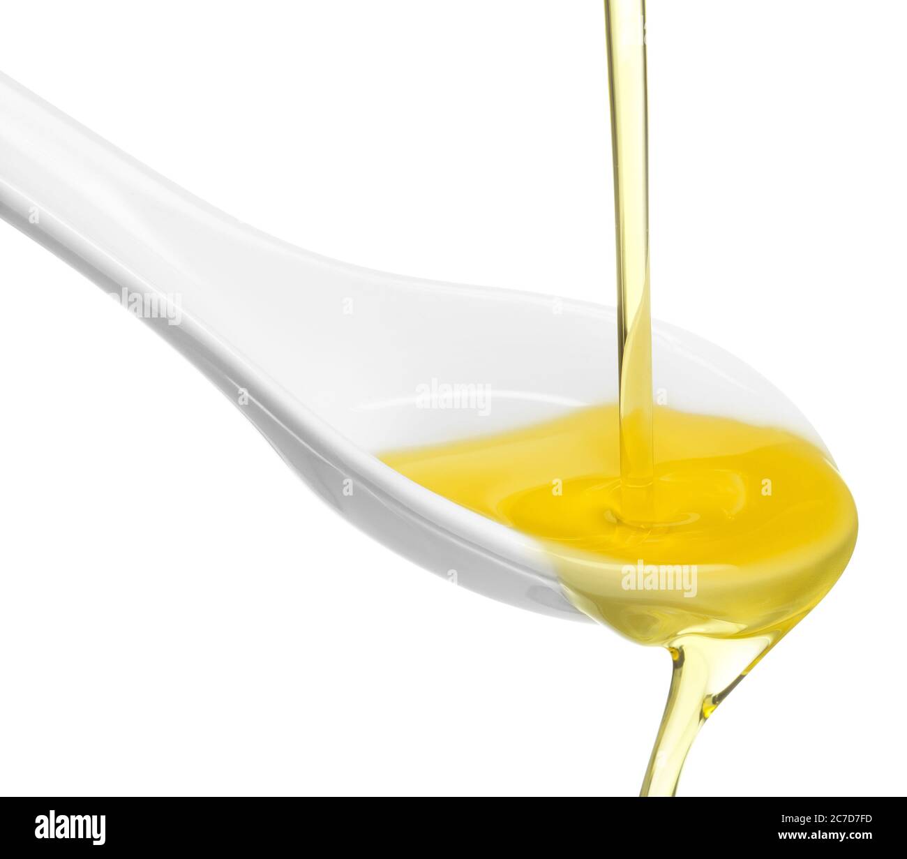 Olivenöl überfließt aus einem Löffel isoliert auf weiß Stockfoto