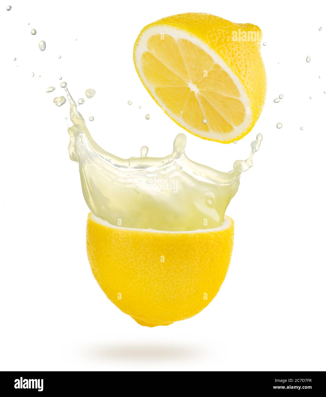 Limonade spritzt aus einer geschnittenen Zitrone isoliert Stockfoto