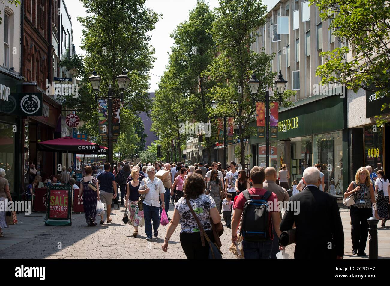 Einkaufen von Leuten im Stadtzentrum von Doncaster, Yorkshire, England. Stockfoto