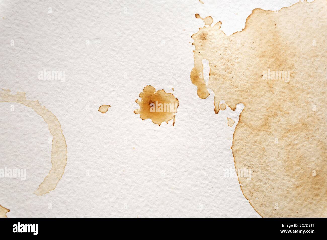 Abstrakte flüssige Tropfen spritzen braunen Kaffee auf einem weißen Texturpapier Hintergrund für Aquarell. Künstlerische Dekoration oder Hintergrund. Banner für Text, Grunge Element. Stockfoto