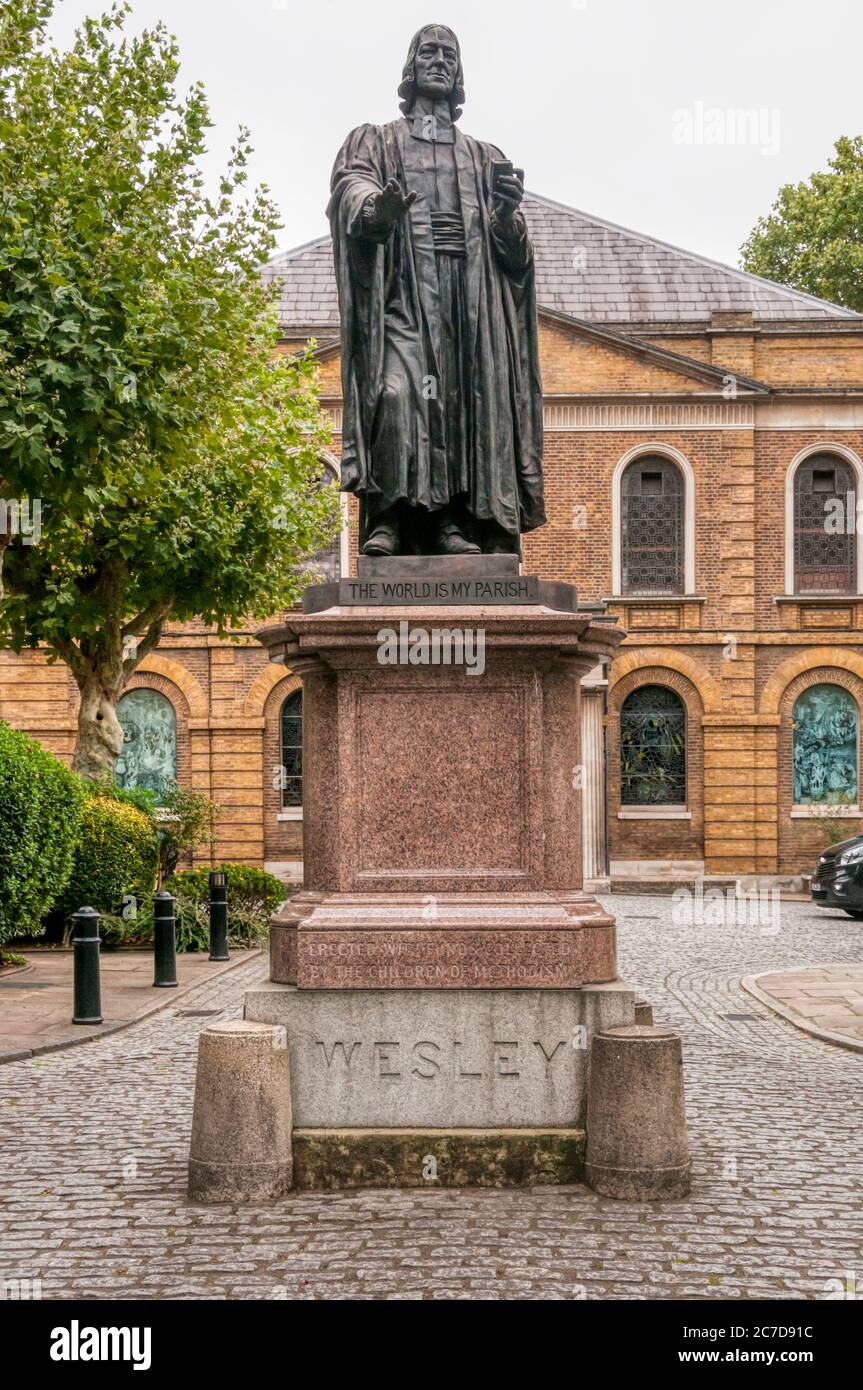Statue von John Wesley vor der Wesley's Chapel, City Road, London. Stockfoto