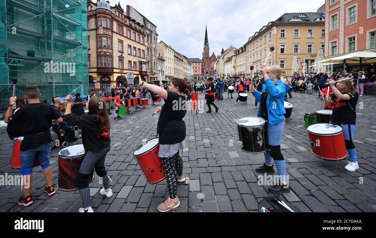 Altenburg, Deutschland. Juli 2020. Musiker spielen beim Protest gegen die geplante AfD-Kundgebung am Markt. Die Allianz für Demokratie und Altenburger Land hat zu einem Gegenprotest aufgerufen. Kirchen, Parteien, Vereine und zahlreiche Bürger der Stadt haben den Appell unterzeichnet. Am selben Tag führt die AfD eine Rally am Markt unter dem Titel "Einheit ist Stärke" durch. Laut Bezirksamt werden bis zu 250 Teilnehmer erwartet. Quelle: Martin Schutt/dpa-Zentralbild/dpa/Alamy Live News Stockfoto