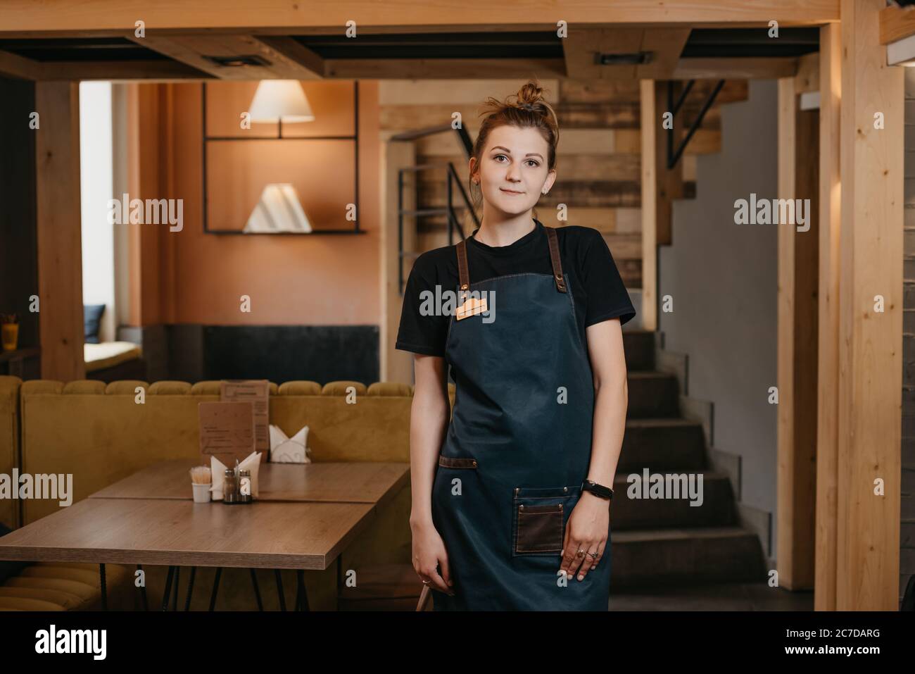 Eine Junge Kellnerin Posiert In Einem Restaurant Ein Barista Bereitet Sich Auf Die Arbeit In Einem Cafe Vor Stockfotografie Alamy