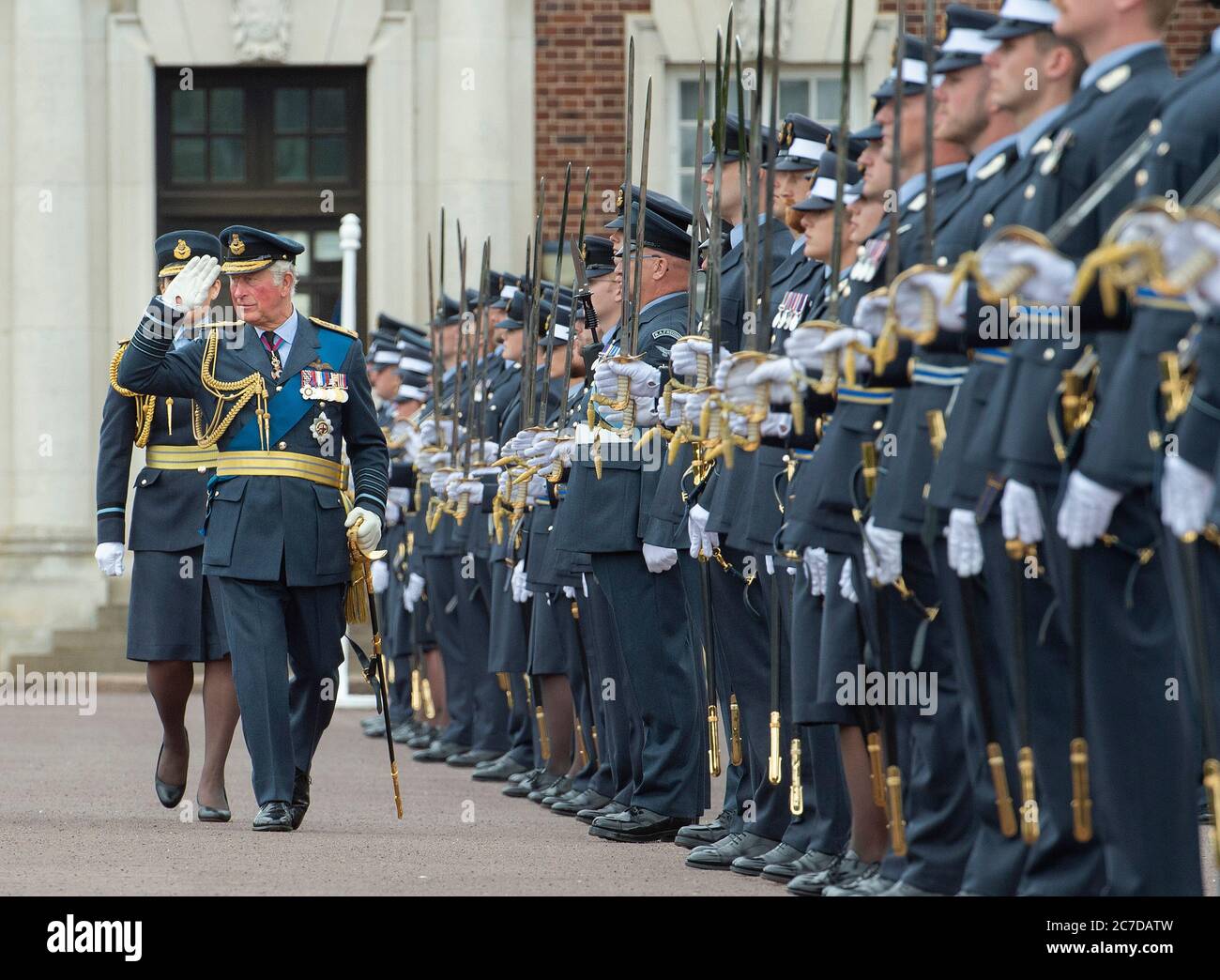 Der Prinz von Wales begrüßt die Farben während der Graduation Ceremony of the Queen's Squadron im RAF College Cranwell, Lincolnshire. Stockfoto