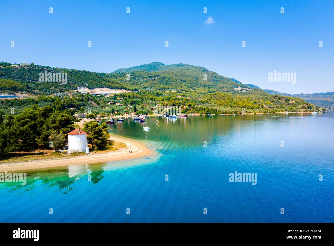 Landschaftlich schöner Blick auf den Strand und den alten Hafen von Gialtra, in Nord-Euboea (Evia), Griechenland. Stockfoto