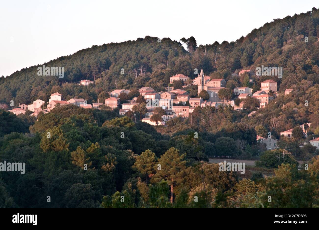 Das korsische Dorf Zonza und die Aiguilles de Bavella, in der südlichen Alta Rocca Region von Korsika, Frankreich. Stockfoto