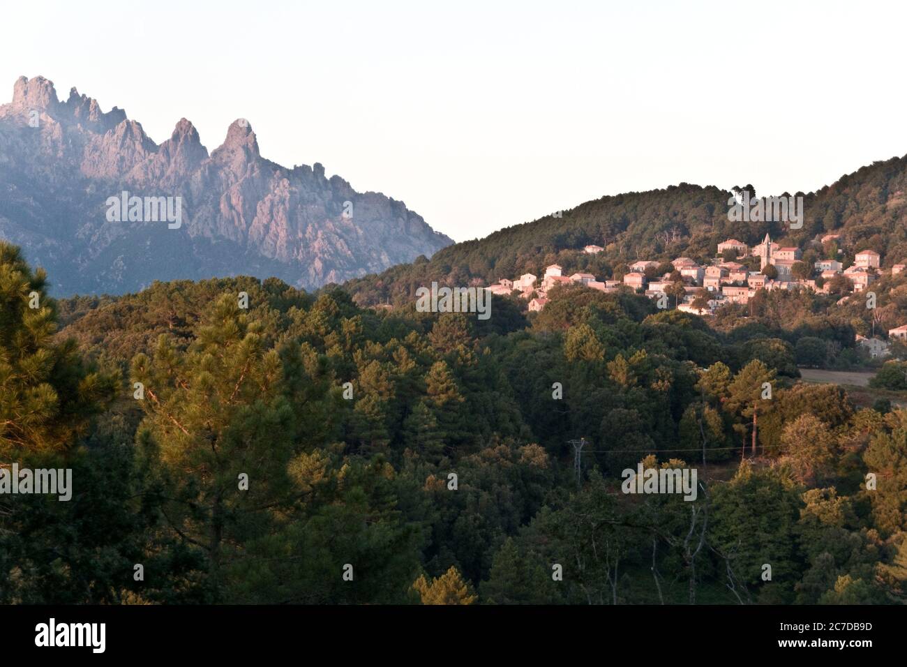 Die gezackten Gipfel der Aiguilles de Bavella und das Dorf Zonza, in der südlichen Alta Rocca Region von Korsika, Frankreich. Stockfoto