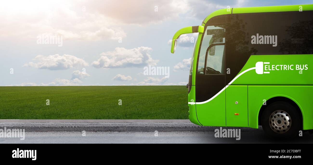 Elektrischer Touristenbus auf einer Stadtstraße Stockfoto