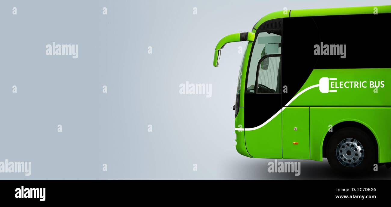 Elektrischer Touristenbus auf einer Stadtstraße Stockfoto