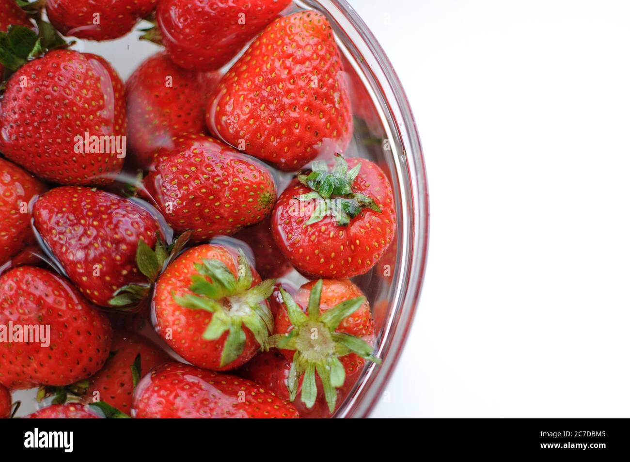 Draufsicht auf die Erdbeere in der Schüssel mit Wasser. Sommerfrüchte mit Kopierplatz Stockfoto