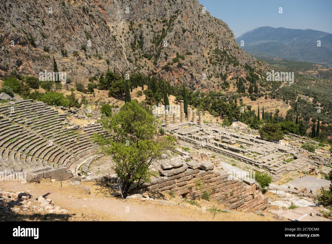 Das historische Theater der antiken Stadt Delphi in Griechenland mit Blick auf die umliegenden Hügel im Sommer. Stockfoto