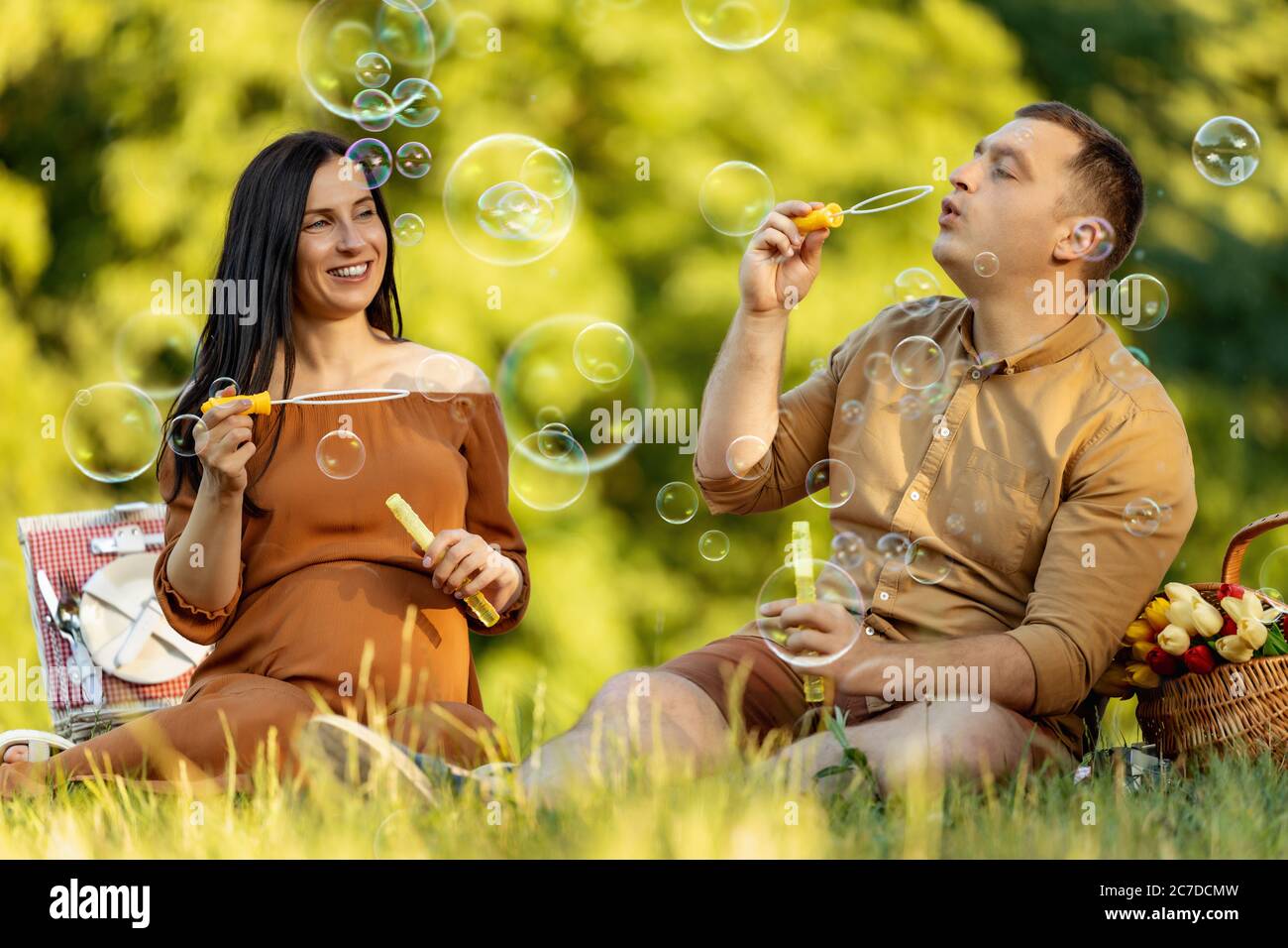 Glückliches Paar genießen im Park im summer.happiness, Liebe, Menschen und Natur Konzept. Stockfoto