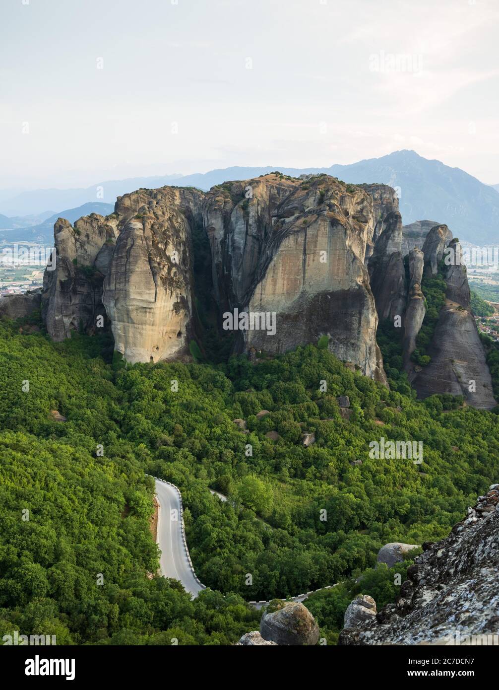 Die Meteora Klöster mit ihrer landschaftlichen Lage auf den Felsen in Griechenland mit Sonnenuntergang Stockfoto