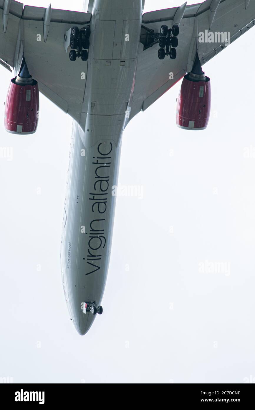 LONDON, GROSSBRITANNIEN. Juli 2020. Die Unterfahrbahn eines Virgin Atlantic Airliners, das sich auf die Landung am Flughafen Heathrow vorbereitet. Die Virgin Atlantic Gruppe von Sir Richard Branson hat sich einen £1,2 Mrd. finanziellen Rettungsvertrag gesichert, um Tausende von Arbeitsplätzen zu schützen, nachdem die Passagierzahlen mit Ländern, die Reiseverbote verhängen, durch eine COVID-19-Coronavirus-Pandemie versankte. Kredit: amer ghazzal/Alamy Live Nachrichten Stockfoto