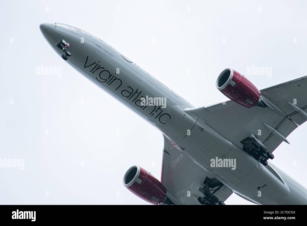 LONDON, GROSSBRITANNIEN. Juli 2020. Die Unterfahrbahn eines Virgin Atlantic Airliners, das sich auf die Landung am Flughafen Heathrow vorbereitet. Die Virgin Atlantic Gruppe von Sir Richard Branson hat sich einen £1,2 Mrd. finanziellen Rettungsvertrag gesichert, um Tausende von Arbeitsplätzen zu schützen, nachdem die Passagierzahlen mit Ländern, die Reiseverbote verhängen, durch eine COVID-19-Coronavirus-Pandemie versankte. Kredit: amer ghazzal/Alamy Live Nachrichten Stockfoto