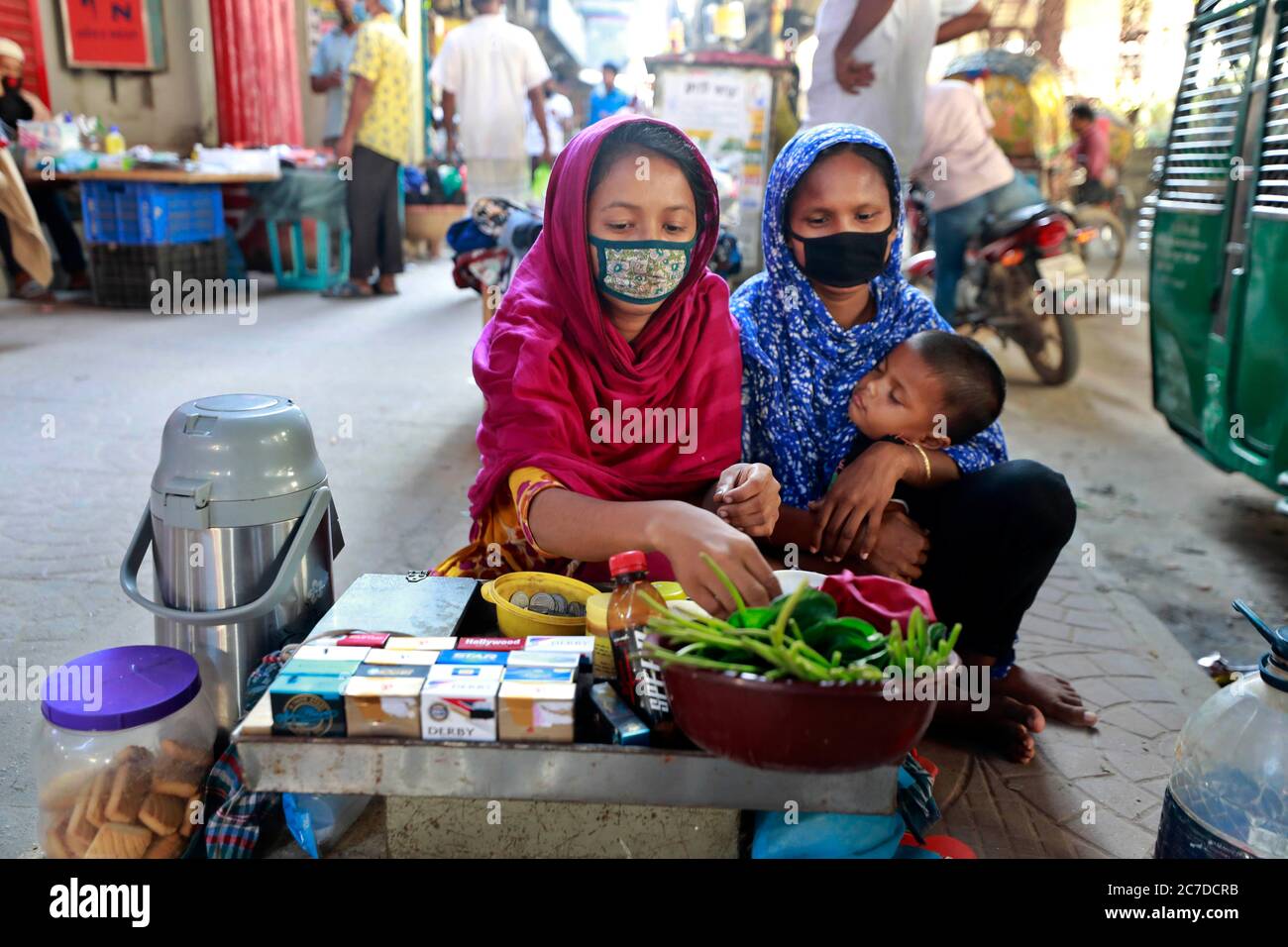 Dhaka, Bangladesch - 16. Juli 2020: Taniya, eine Textilarbeiterin aus Bangladesch, verkauft Tee und Zigarre auf der Straße, als sie ihren Job wegen der Bekleidungsfabrik verlor Stockfoto