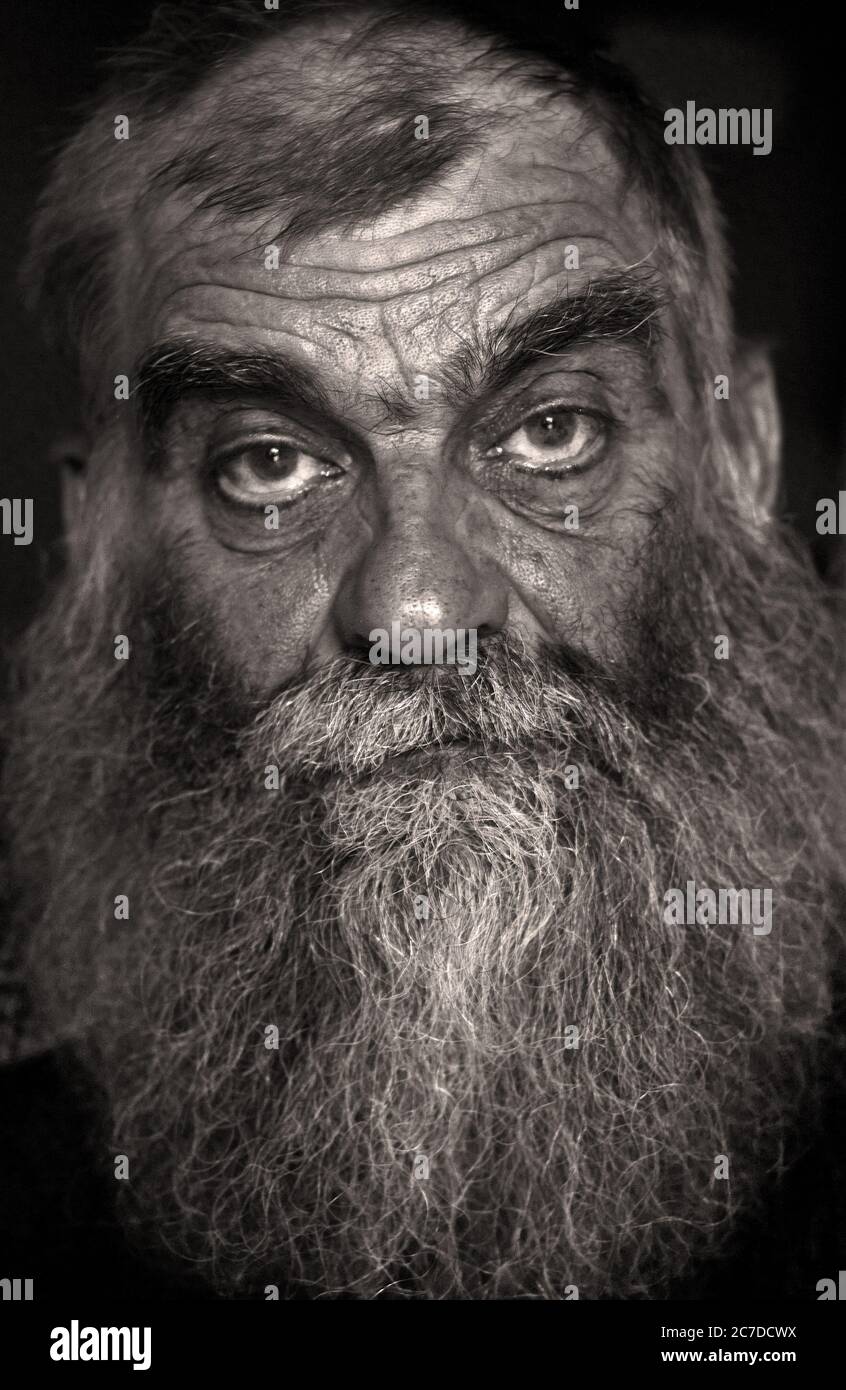 Ein Schwarz-Weiß-Nahaufnahme-Porträt eines älteren kanadischen Mannes mit einem großen, buschigen grauen Bart, aufgenommen in Churchill, im Norden von Manitoba, Kanada. Stockfoto