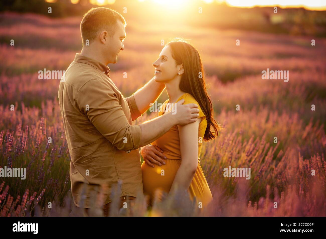 Paar in der Liebe auf Lavendel Felder.paar Touristen.Happy Moments.Schwangerschaft Konzept. Stockfoto