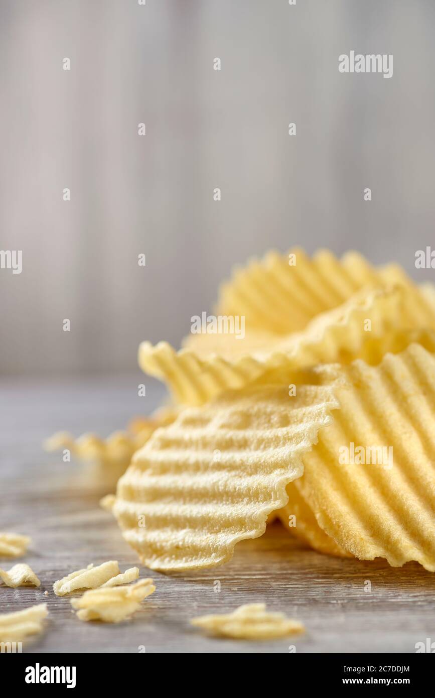 Ein Stapel verführerisch knackiger Kartoffelchips liegt auf dem Tisch. Junk Food, Fast Food, ungesund. Stockfoto