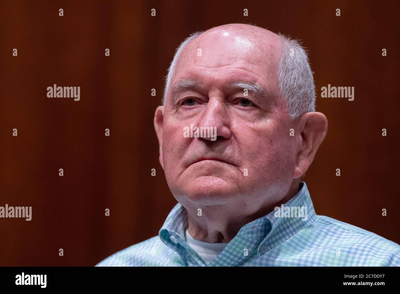 Austin Texas USA 16. Juli 2020: US-Landwirtschaftsminister Sonny Perdue beantwortet Fragen, als er mit dem Gouverneur von Texas, Greg Abbott, im Texas Capitol erscheint. Perdue unterzeichnete eine Vereinbarung, die weiterhin staatliche Unterstützung für Texas Forests bietet. Kredit: Bob Daemmrich/Alamy Live Nachrichten Stockfoto